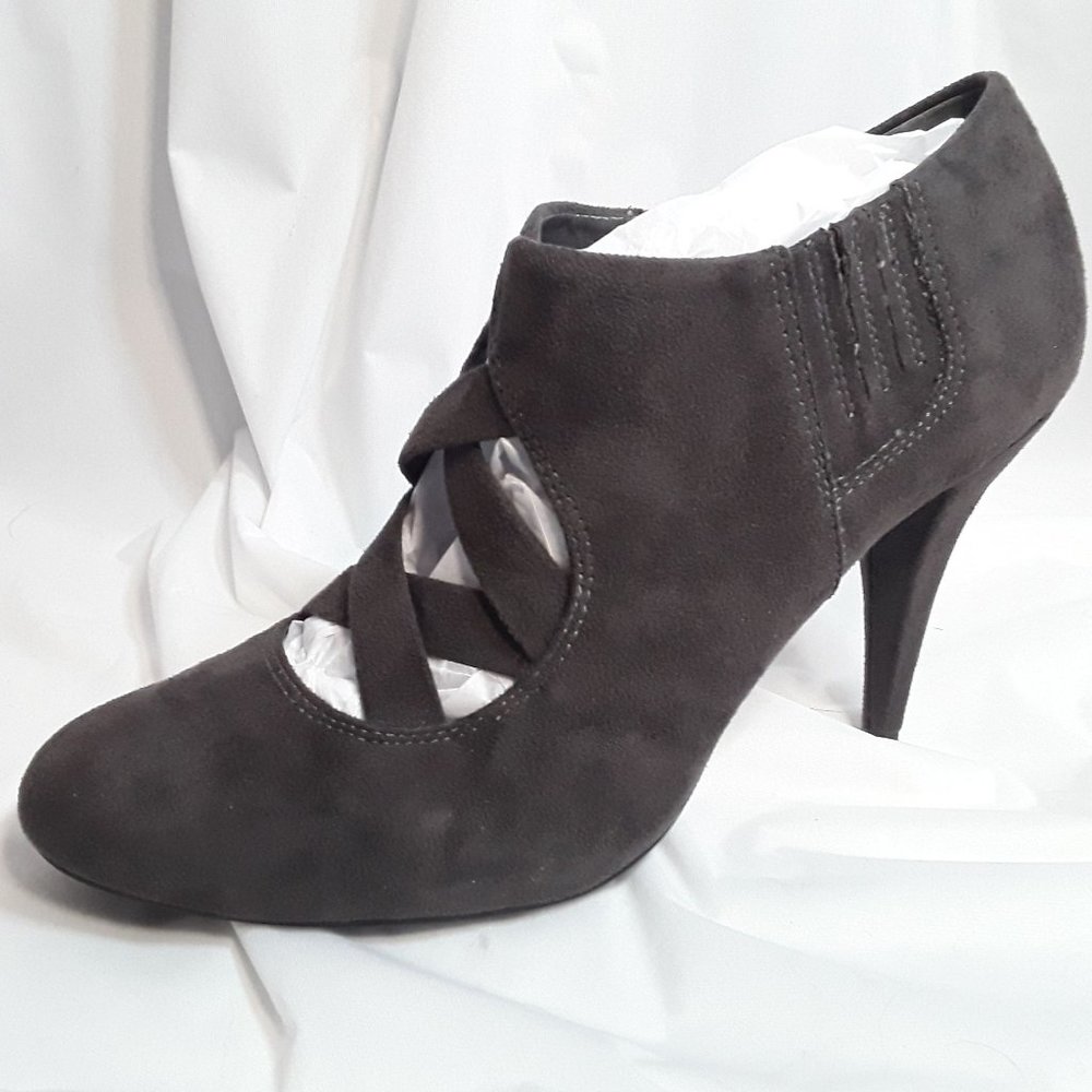 VERA WANG  Criss-Cross Front Faux Suede Cone Heel Shoes Size 8 EUC
